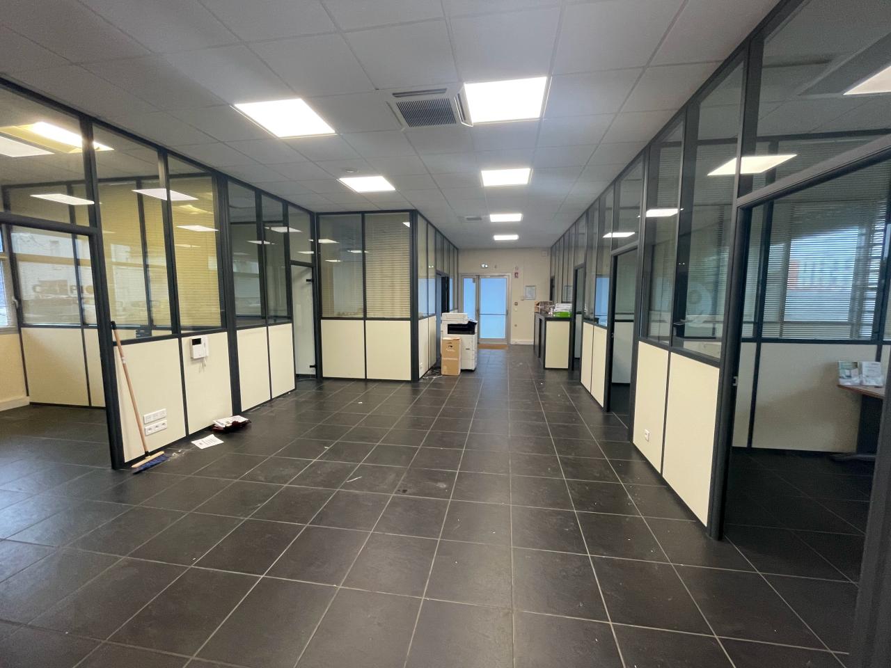 Commerce Saint-Herblain 233m² Location commerce Saint-Herblain Loire-Atlantique OLCOM2531143 1